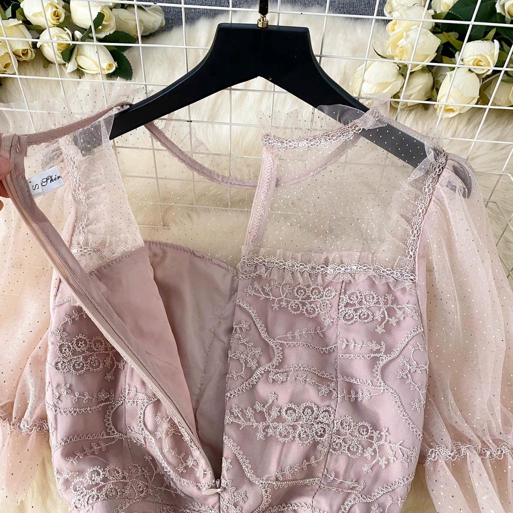 Letní dámské elegantní výšivky s květinovým vzorem a síťovanými šaty na dort