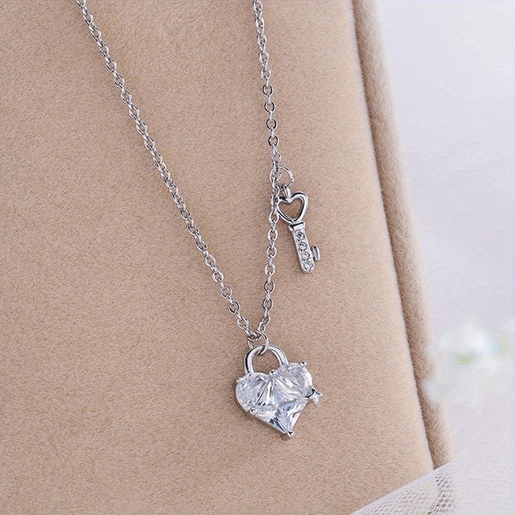 Heart-shaped zirconia key pendant necklace silver electroplated necklace jewelry, a birthday gift for a friend or girlfriend