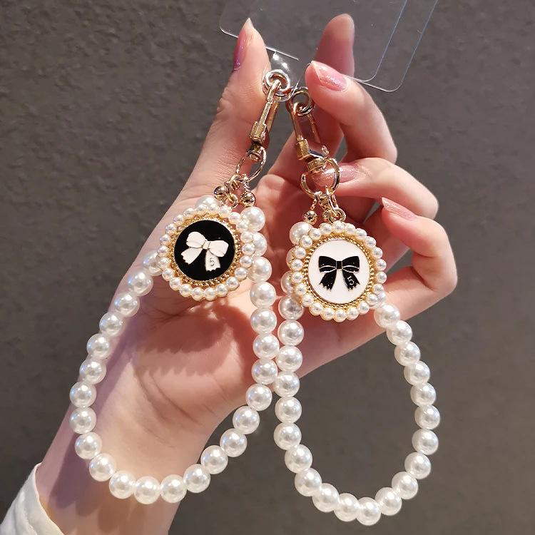 Mobile phone pearl lanyard, small fragrant style, short hand-held belt card, universal anti-loss, new lanyard, strong handmade string women