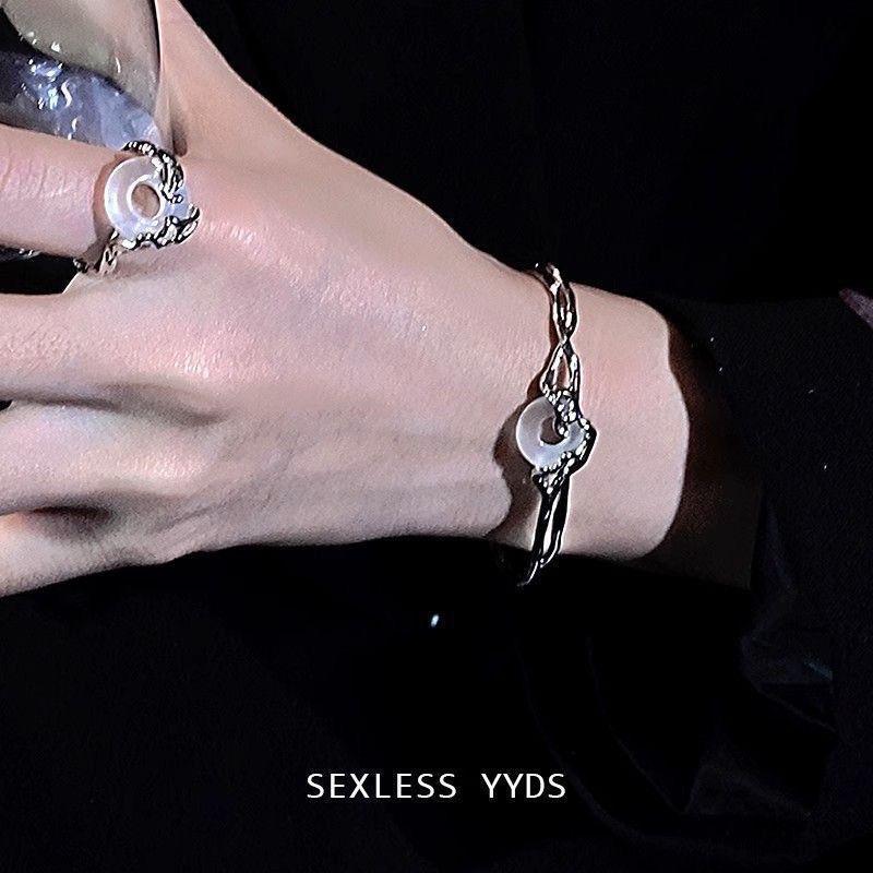 Chinese hollow round safety buckle irregular bracelet bracelet cold national style national tide temperament advanced niche design