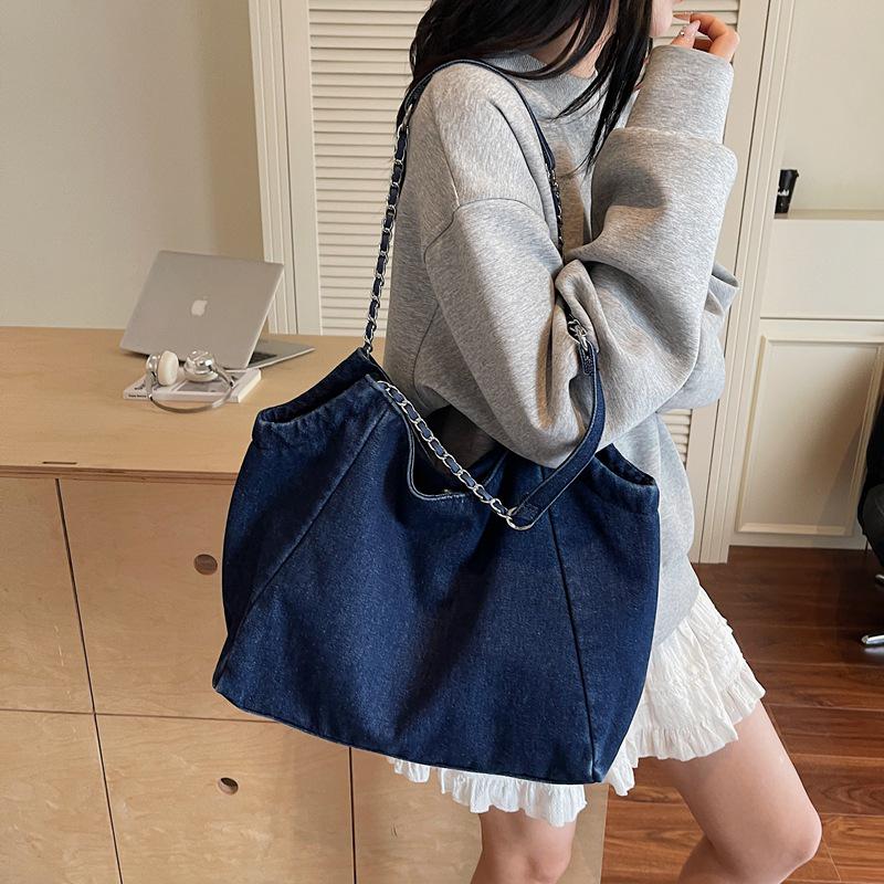 Kolekcja Wiosna 2025: Duża Dżinsowa Torba Tote z Wszechstronnym Paskiem na Ramię z Łańcuszkiem dla Kobiet