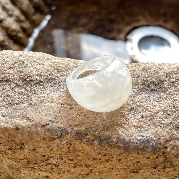 

Женское кольцо-заявление из высококачественной амбровой смолы - Универсальный холодный стиль для указательного пальца