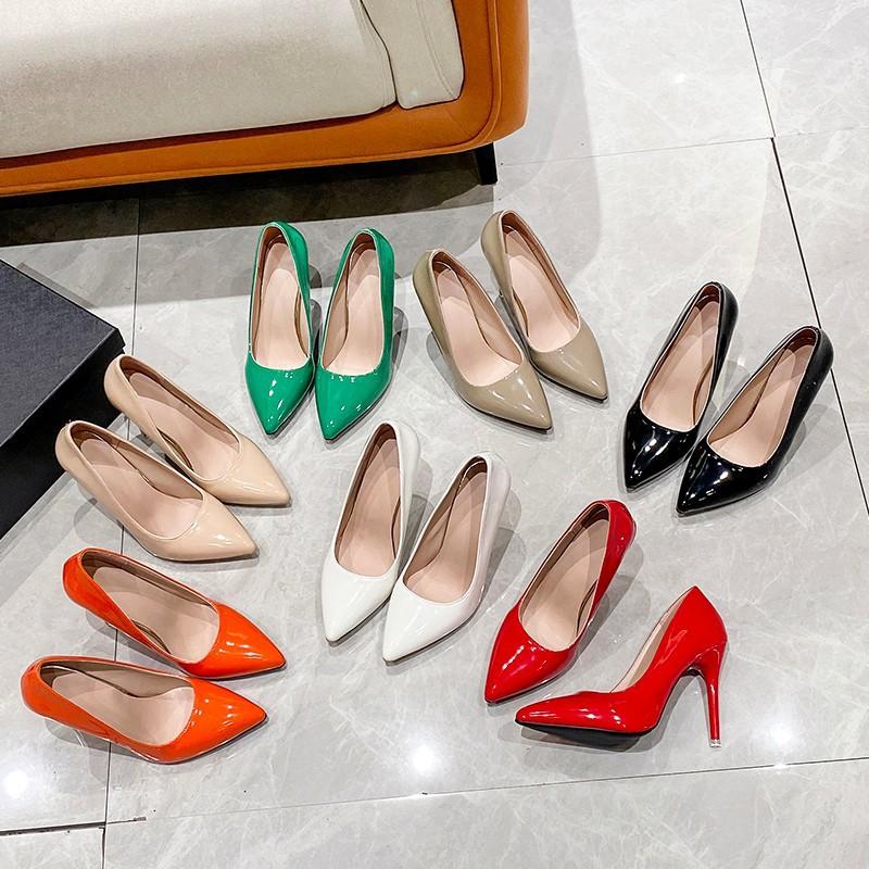 Jarní nové lodičky s jehlovým podpatkem a špičatou špičkou v tělové barvě, s mělkým výstřihem, lesklý lakovaný povrch, vhodné pro společenské události, velký rozměr, jednotlivé boty