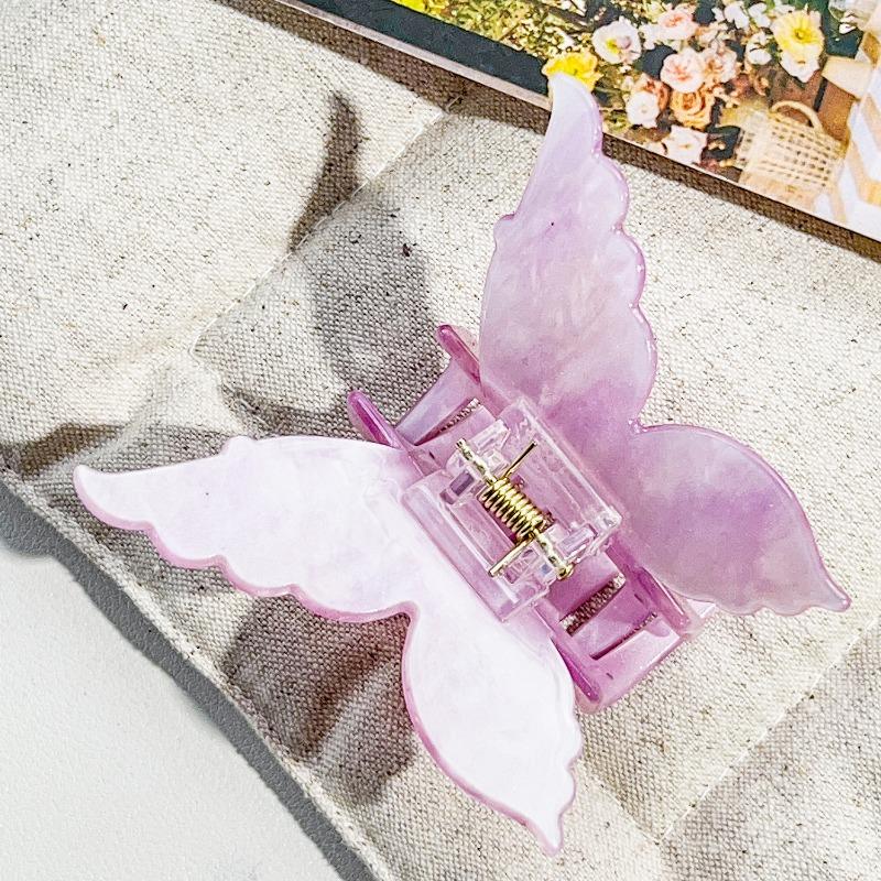 The Oval Hair Clip Exudes A High-end Feel. The Half-tied Shark Clip At The Back of The Head Is A Fashionable Hair Accessory