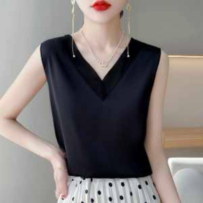 

Женский минималистичный черный атласный топ-майка на бретельках с V-образным вырезом S чёрный