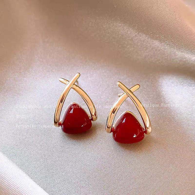 Elegant Pearl Stud Earrings: Simple, High-End Design for Autumn/Winter 2024