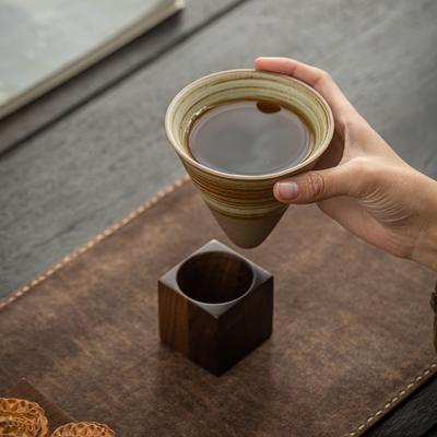 Japanische grobe Keramikmarke kreative Walnuss Massivholzbasis Kaffee Teetasse