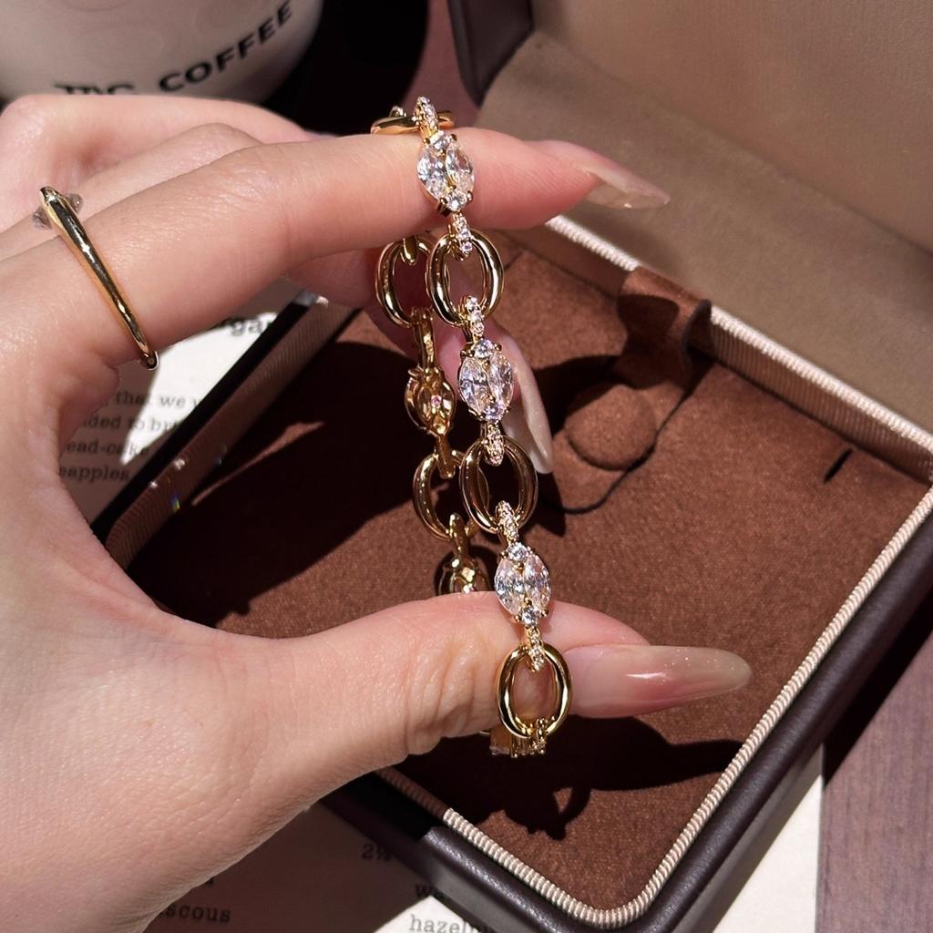 Inspiration Design Glossy Retro Interlocking Diamonds Inlay Bracelet Light Luxury Stacking Style Bracelet Banquet  Gift