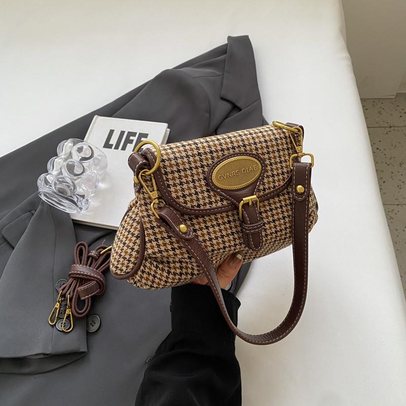IELGY Retro One-Shoulder Underarm Bag Female Spring Fashion Simple Messenger Bag