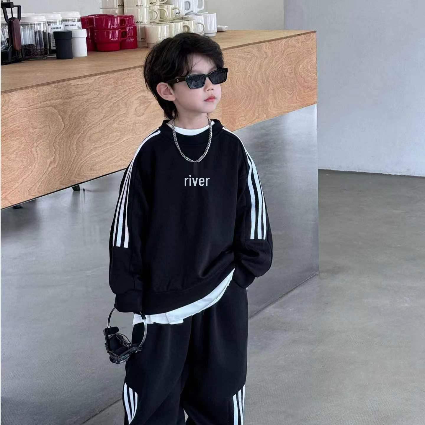 

Trendy Korean-Style Boy s Striped Sweatshirt & Sweatpants Set for Spring/Autumn 120cm чёрный