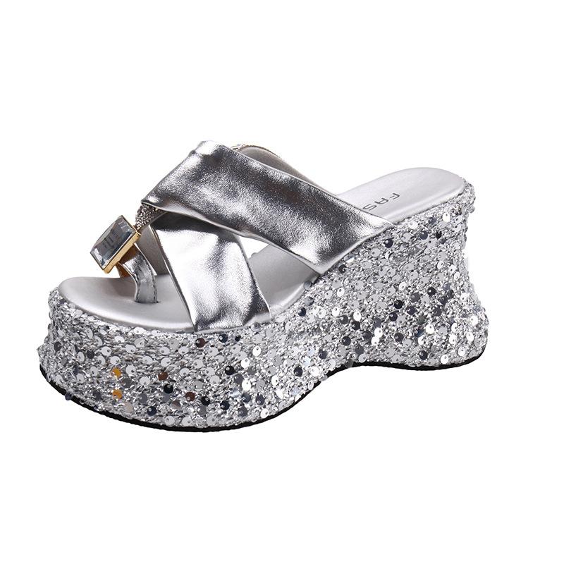

Thick-bottomed slope heel slippers women s 2025 new summer outer wear fashion sequins transparent one-word square head high-heeled sandals women 39 серебряный