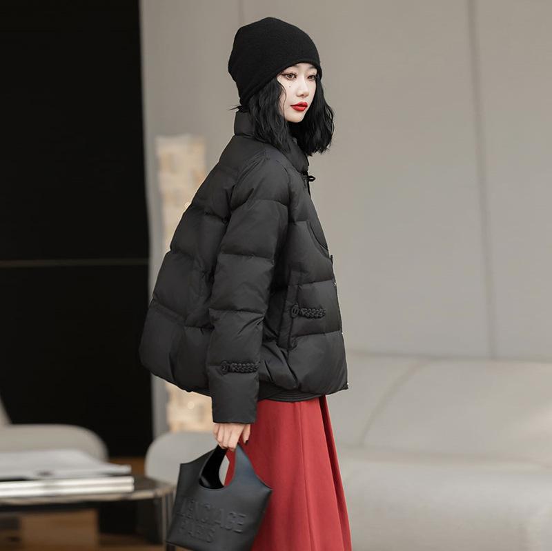 Guofeng Schnalle kurze Daunenjacke Damen 2025 Winter neue Mode Stehkragen Retro warm weiß Entendaunenjacke Tide