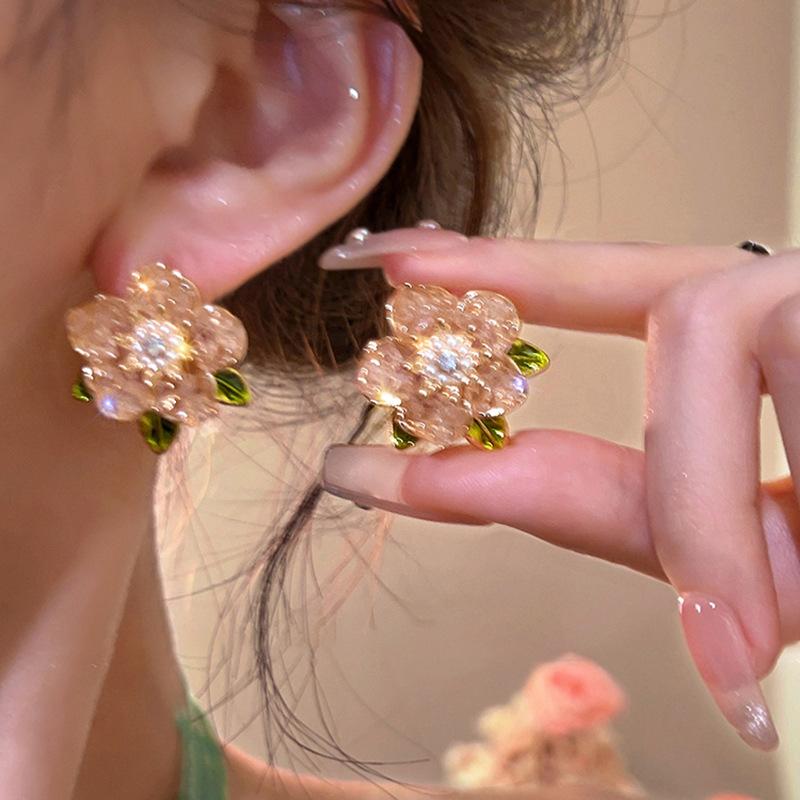 Flower pearl stud earrings high-end exquisite earrings summer niche versatile earrings women