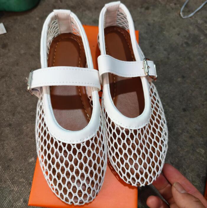 Летние сетчатые полые сандалии женские повседневные тапочки на плоской подошве новая неглубокая пляжная обувь удобная женская обувь на плоской подошве в стиле ретро 42 белый 1713₽