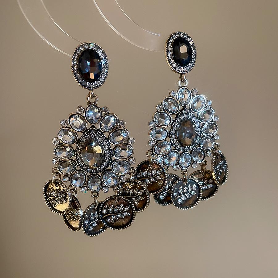 Silver Needle Retro Diamond-Inlaid Water Drop Tassel Earrings: Vintage Style, Light Luxury, High-End Feel, Fashionable Stud Accessories.
