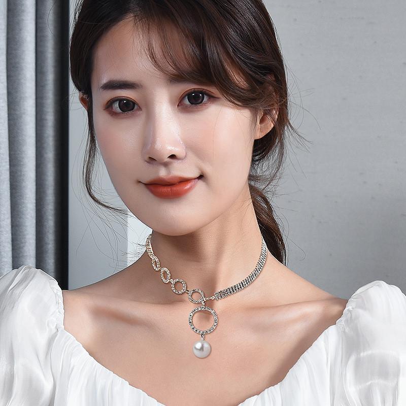 Chunky Fashionable Pearl And Crystal Adorned Choker Necklace For Dressy Occasions