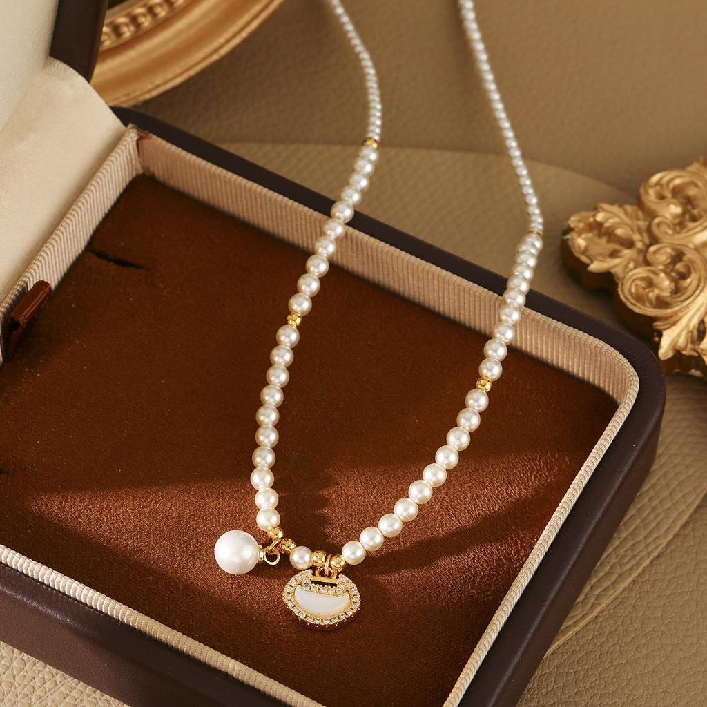 Yearly Peace Women's Niche Mother-of-Pearl Necklace: Luxurious, Versatile, Chic Design for Elegance and Style