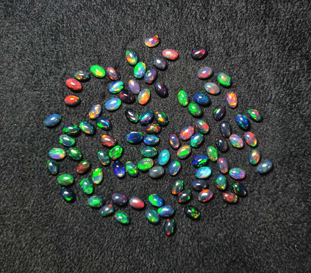 Opal Negru Etiopian Natural Multi Fire Oval Cabochon Piatră Prețioasă Liberă Lot 17 Bucăți 4*6 MM 5 CT Cabochon Opal Negru Piatră Prețioasă Pentru Realizarea Bijuteriilor