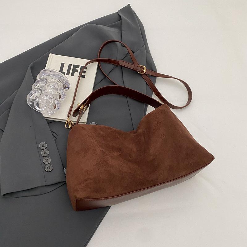 

2025 Winter New Boston Bag Women s Retro Trendy Fashion One Shoulder Armpit Bag Large Capacity Commuter Small Square Bag