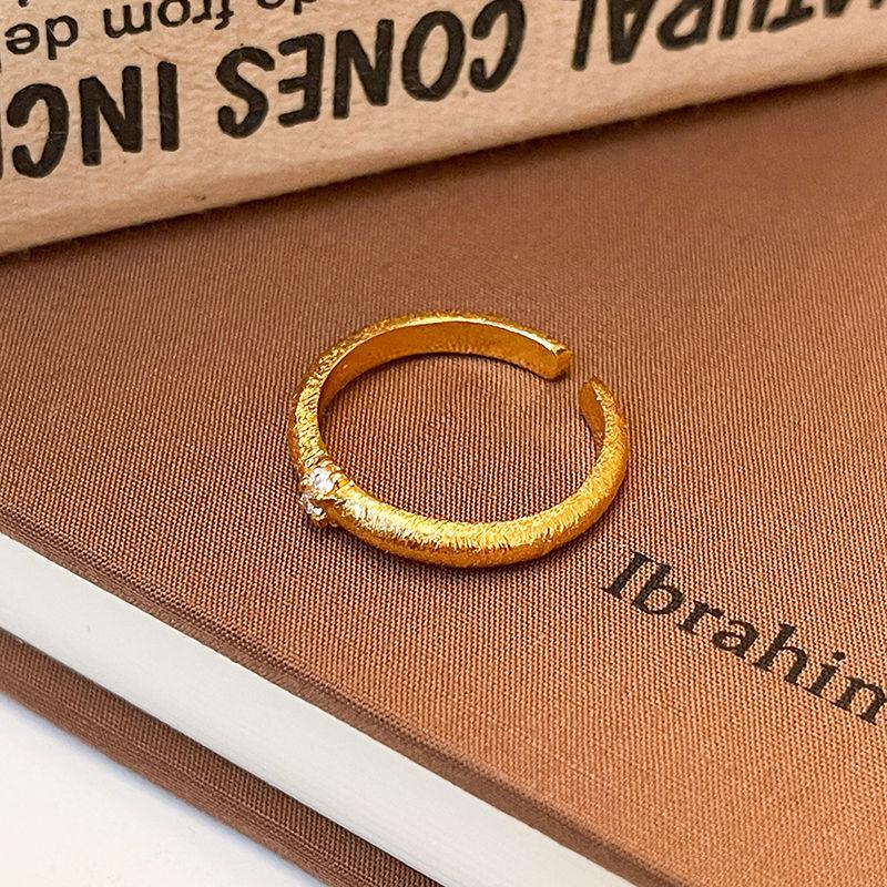 

2025 Stylish Square Diamond Sand Gold Open Ring: Women s High-End Niche Design for Index and Pinky Fingers