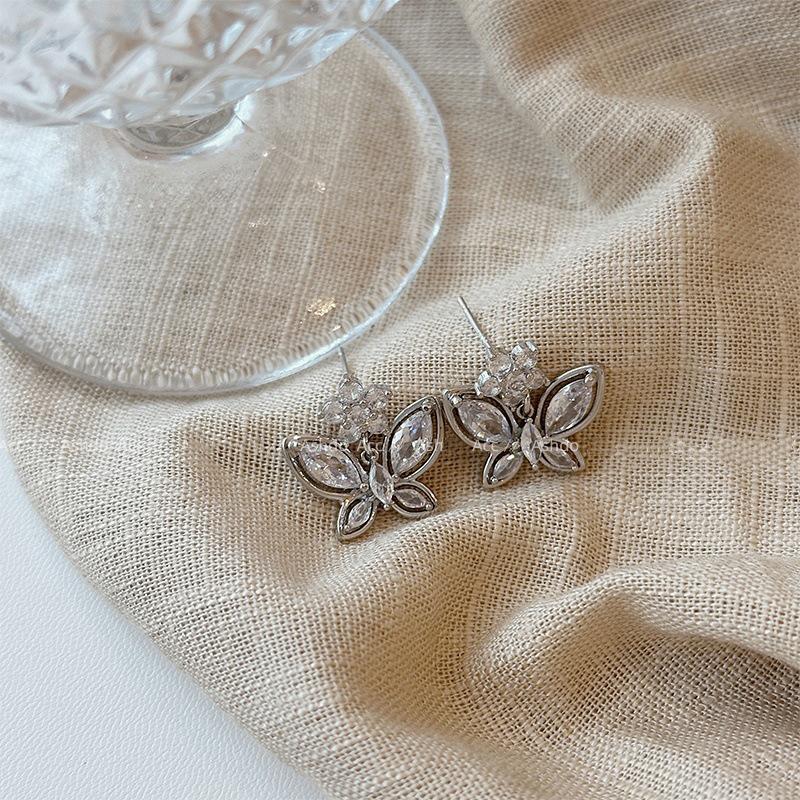 Elegant Zircon Butterfly Stud Earrings: Luxurious, Versatile, and Graceful Jewelry with a Sophisticated Design.