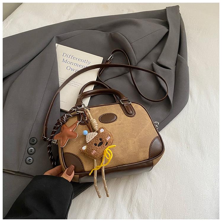 2025 autumn new single shoulder messenger bag small square bag simple portable high value retro women's niche fashion hand bag