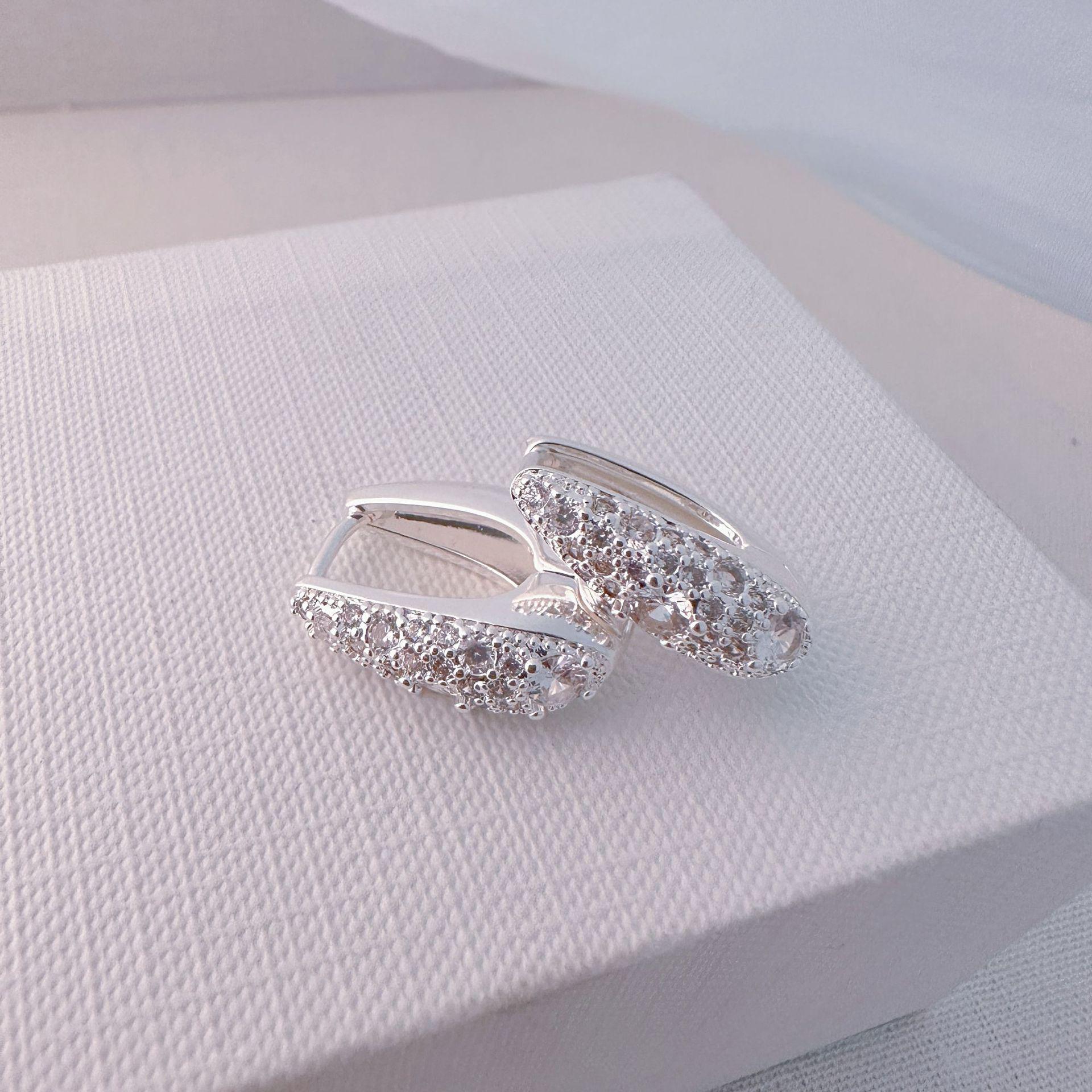 

Oval Metal Ear Cuffs with Micro-Paved Zirconia - Sparkling, Fashionable, and Versatile Design for Women срібний