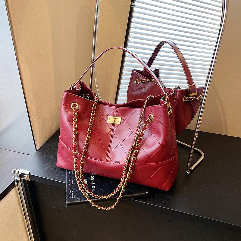 

2025 осень новая маленькая сумка на плечо с ромбовидным узором и цепочкой в ретро-стиле, большой вместимости, с высоким чувством, для поездок на работу, сумка-тоут для столкновений 34*11*24 красный