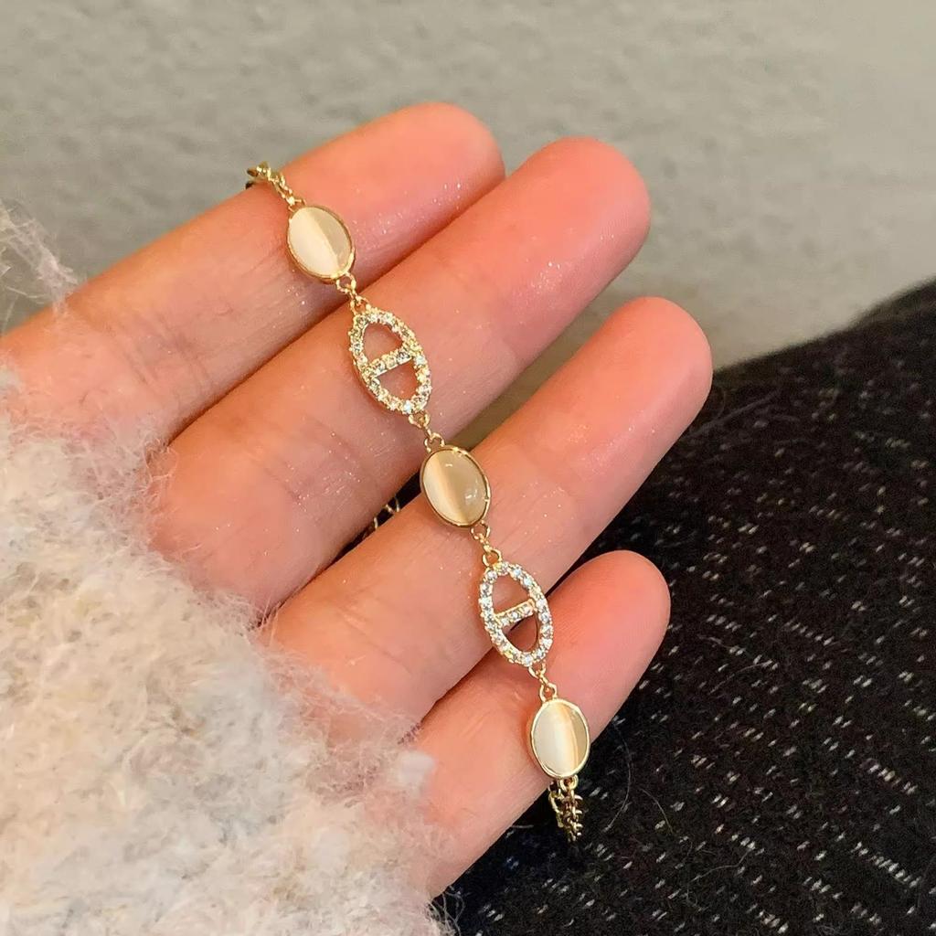 Elegant Cat's Eye Rhinestone Bracelet for Women - Luxurious, Versatile Oval Bangle