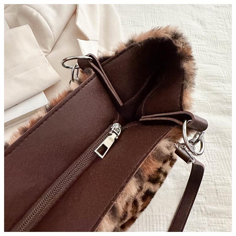 Trendy Leopardia Plyšová Reťazová Taška cez Rameno: Štýlový, Všestranný a Neformálny.
