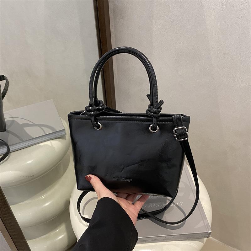 

Stylish, simple and foreign style, commuting to work, shopping, bucket bag, female oily skin, explosive texture, advanced design messenger bag чорний