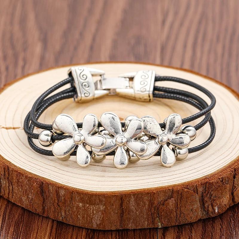 Kreatives Europäisches Blumen Drei-lagiges Simuliertes Lederseil Armband Damen Retro Elegantes Armband Tägliches Match Schmuck