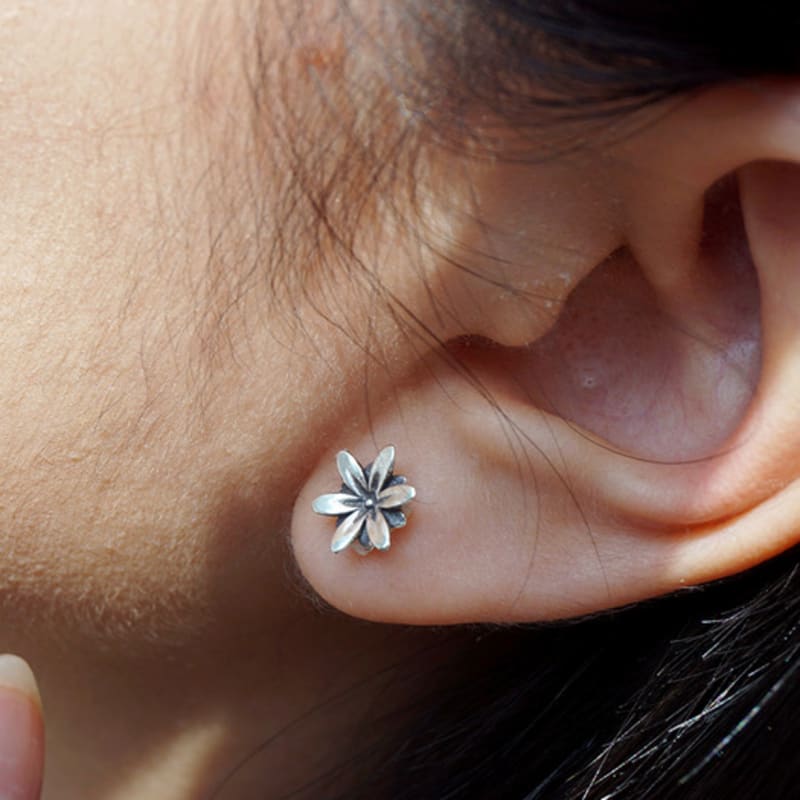 Project Arthur Ipheion (stud earing)