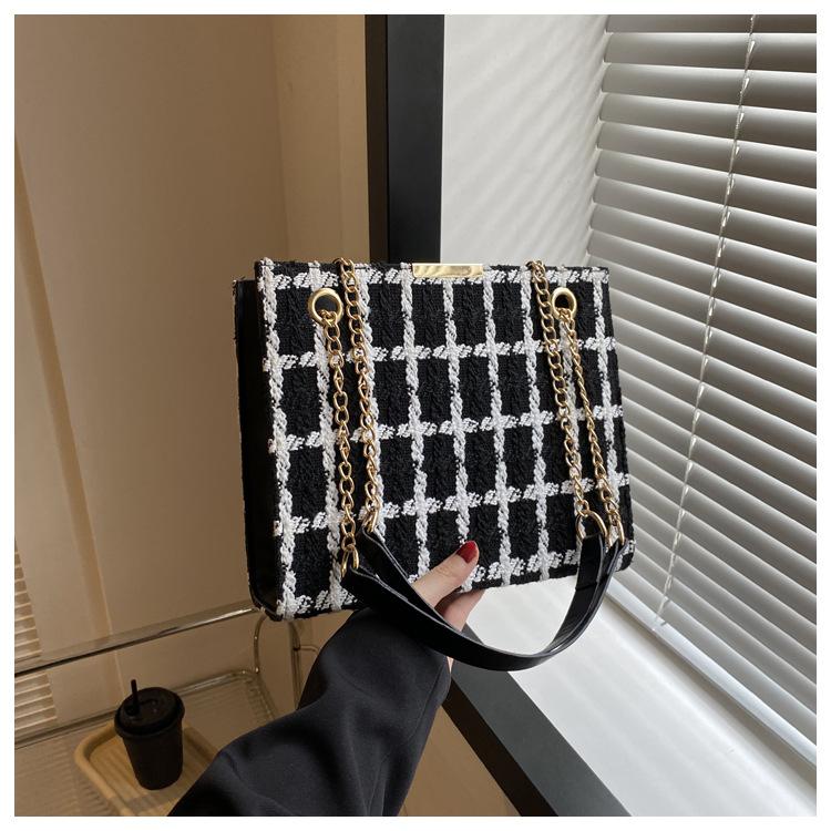 

Атмосферна модна сумка через плече з простою текстурою на ланцюжку, жіноча сумка на плече осінь 2024, новинка в іноземному стилі під пахвами