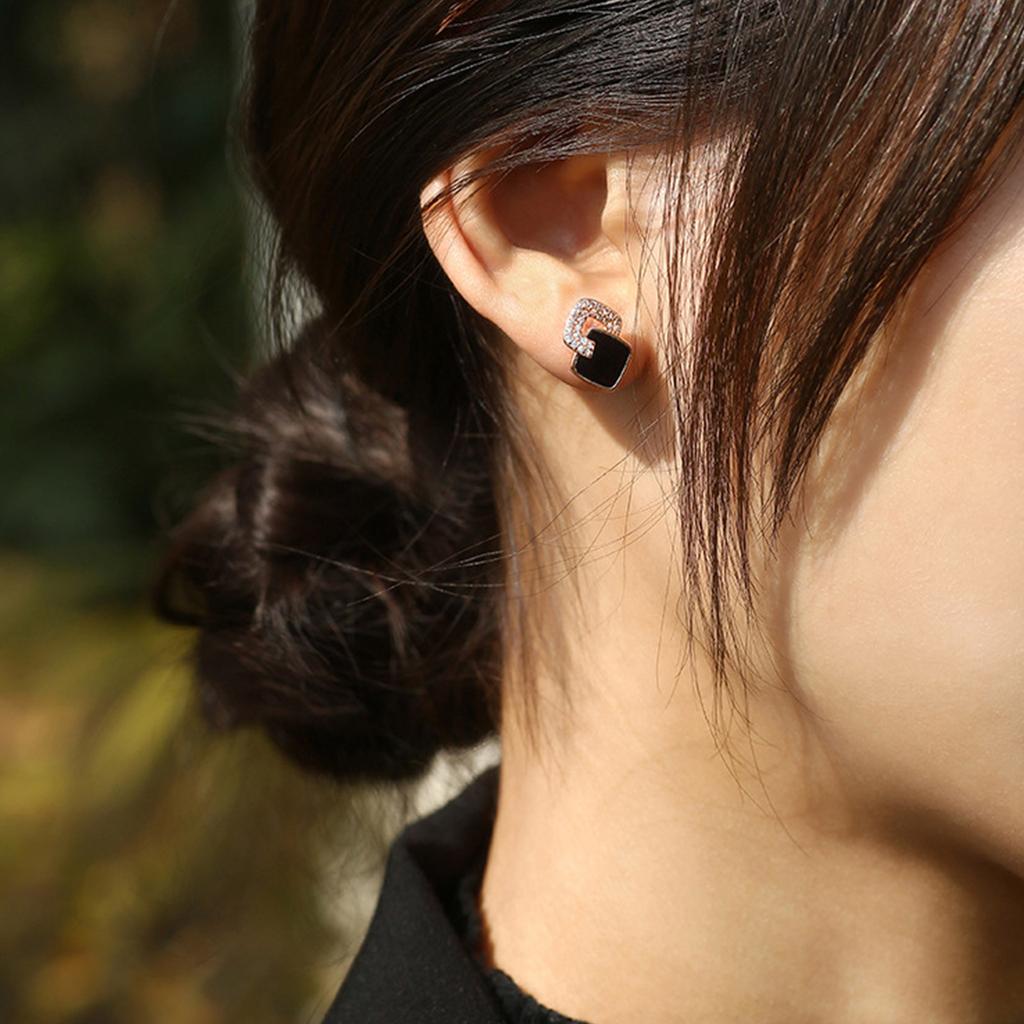 Gylne sirkonøreringer utstråler en eksklusiv og allsidig stemning, med søte øredobber for kvinner