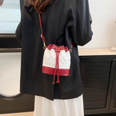 Frühling und Sommer neue Mode einfache Schulter Umhängetasche Nischendesign Kontrastfarbe Textur Bucket Bag Damentasche