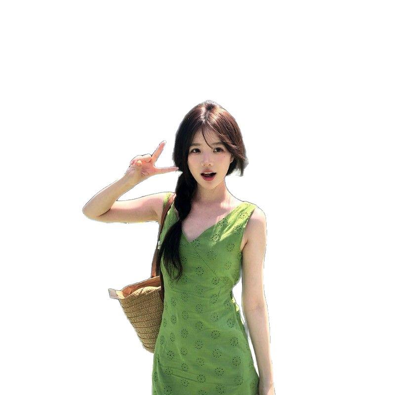Women's French Retro Green Sleeveless V-neck Dress for Summer 2026 - Waist-Cinching, Slim-Fit Camisole Design