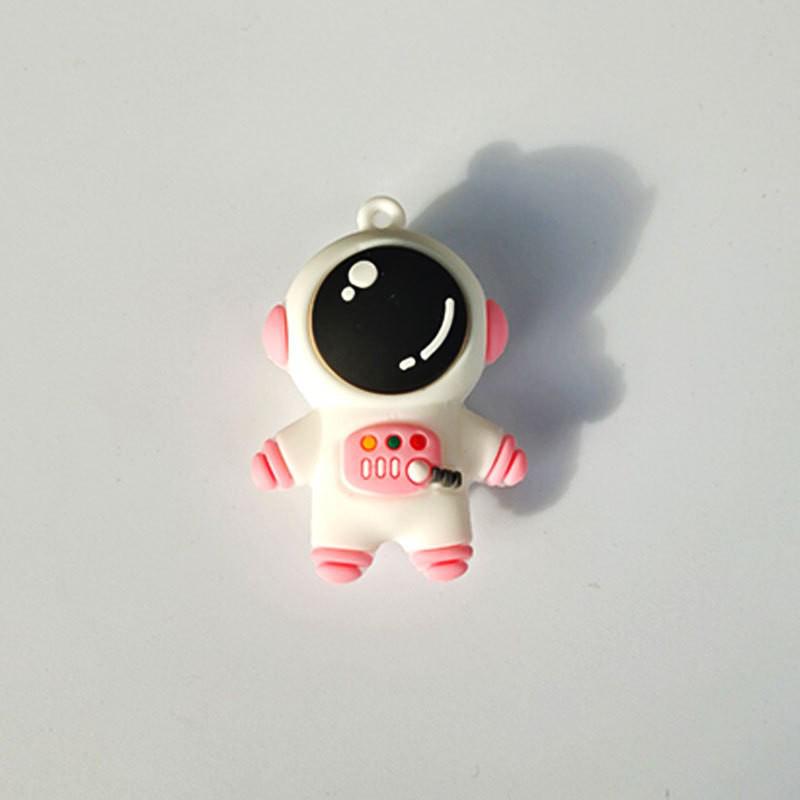 Cartoon Astronaut Keychain: Cute Spaceman Doll Pendant for Bags and Cars