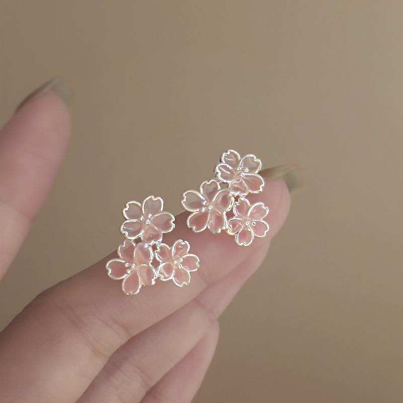 

Silver needle resin flower earrings, sweet and simple high-end stud earrings, versatile light luxury niche temperament earrings