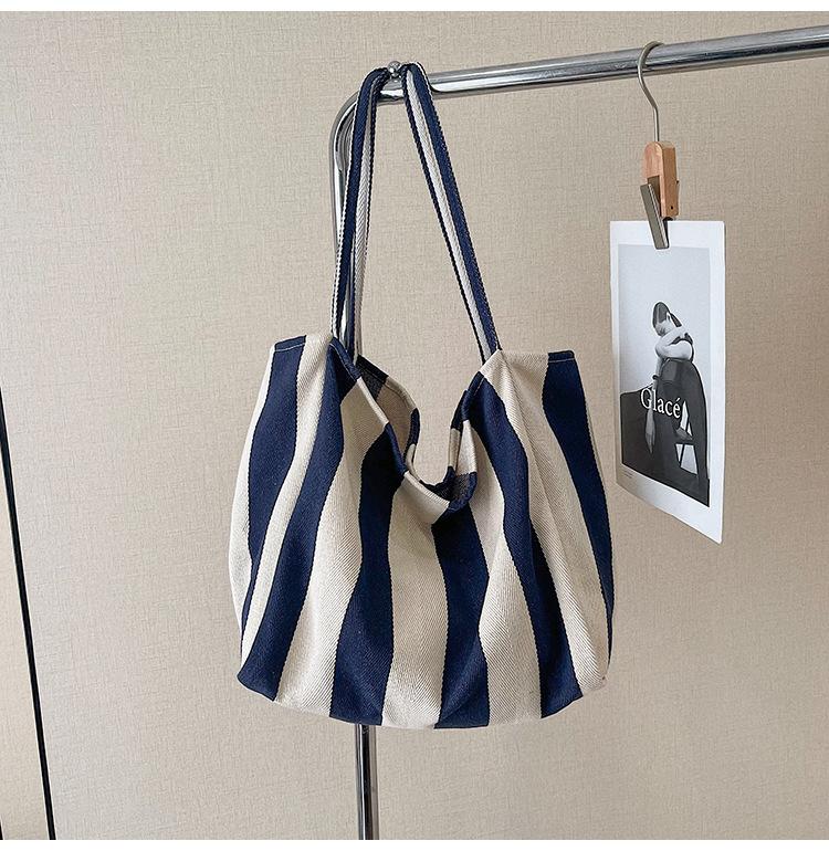Randig shoppingväska med stor kapacitet, arbetsväska, avslappnad väska, nischad vår- och sommar casual mångsidig canvasväska