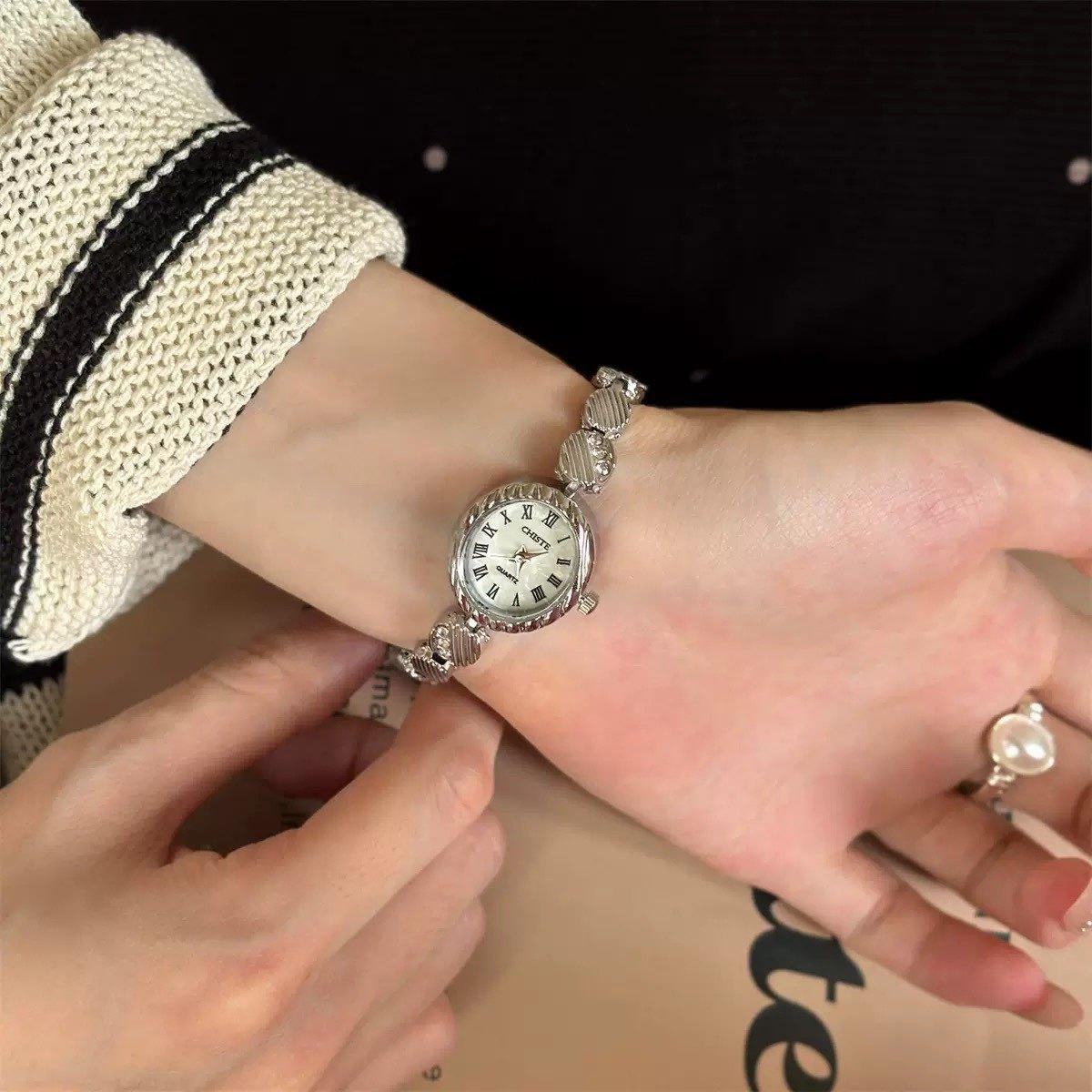 Минималистичные Браслетные Часы Литературные и Ретро Средневековые Маленькие Золотые Легкая Роскошь Высококлассные Маленькая Циферблат Женские Часы