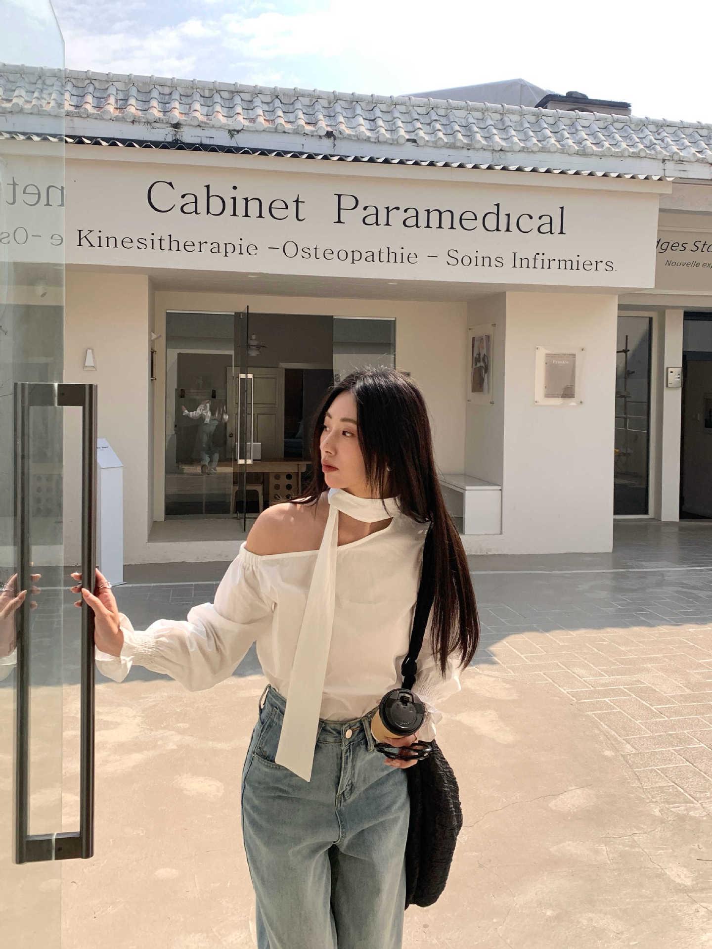 

Блузка с асимметричным вырезом и завязками, рукава-клеш - Коллекция Весна 2025 от Huang Zheng Design One Size грязно-белый