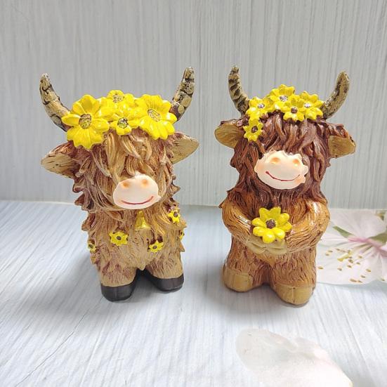 2 Pcs Highland Cow Figurine with Flowers Small Resin Highland Cow Statue Spring Farmhouse Scottish Cattle Sculpture for Home Tiered Tray Table Decor