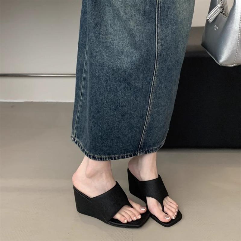 

2025 Весна и Осень Новый Стиль Похудение Наклонный Каблук Корейская Версия Шлепанцы с Открытым Носком Крутые Тапочки Сандалии 35 чёрный