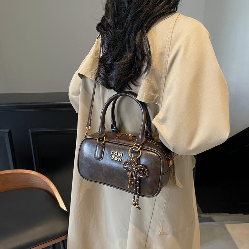 This year, the popular small bag women's versatile 2025 new fashion shoulder messenger bag retro portable pillow bag