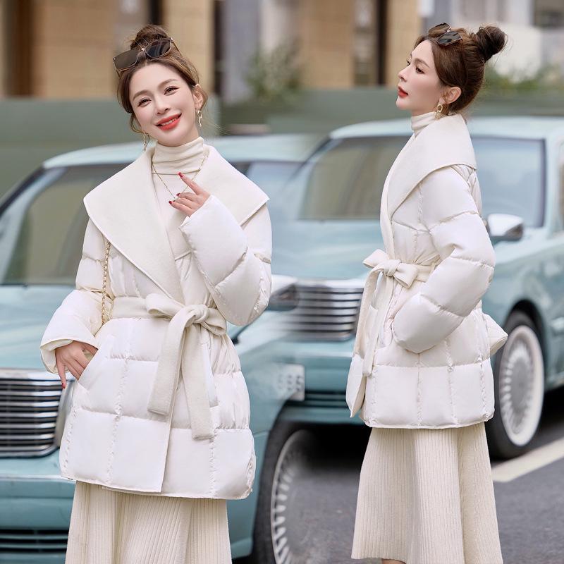 

Женская зимняя куртка средней длины приталенного силуэта 2024 года с отложным воротником (Маленький) XL (125-140 jin) белый