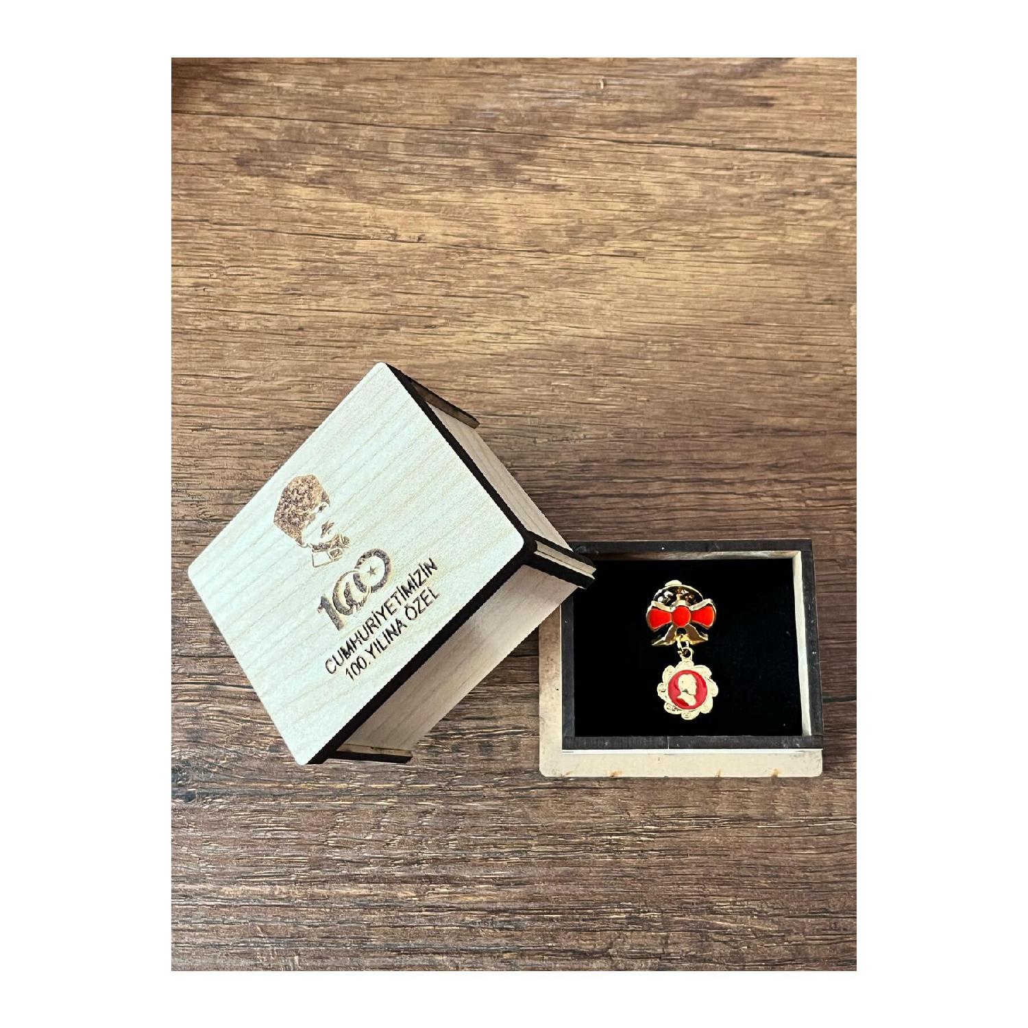 

14-каратная позолоченная деревянная шкатулка с портретом Ататюрка и лентой на лацкане золотой