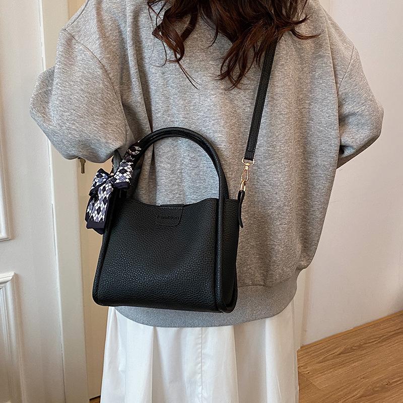 Trendy small bag women 2025 new trendy versatile messenger bag casual temperament portable fashion tote small bag