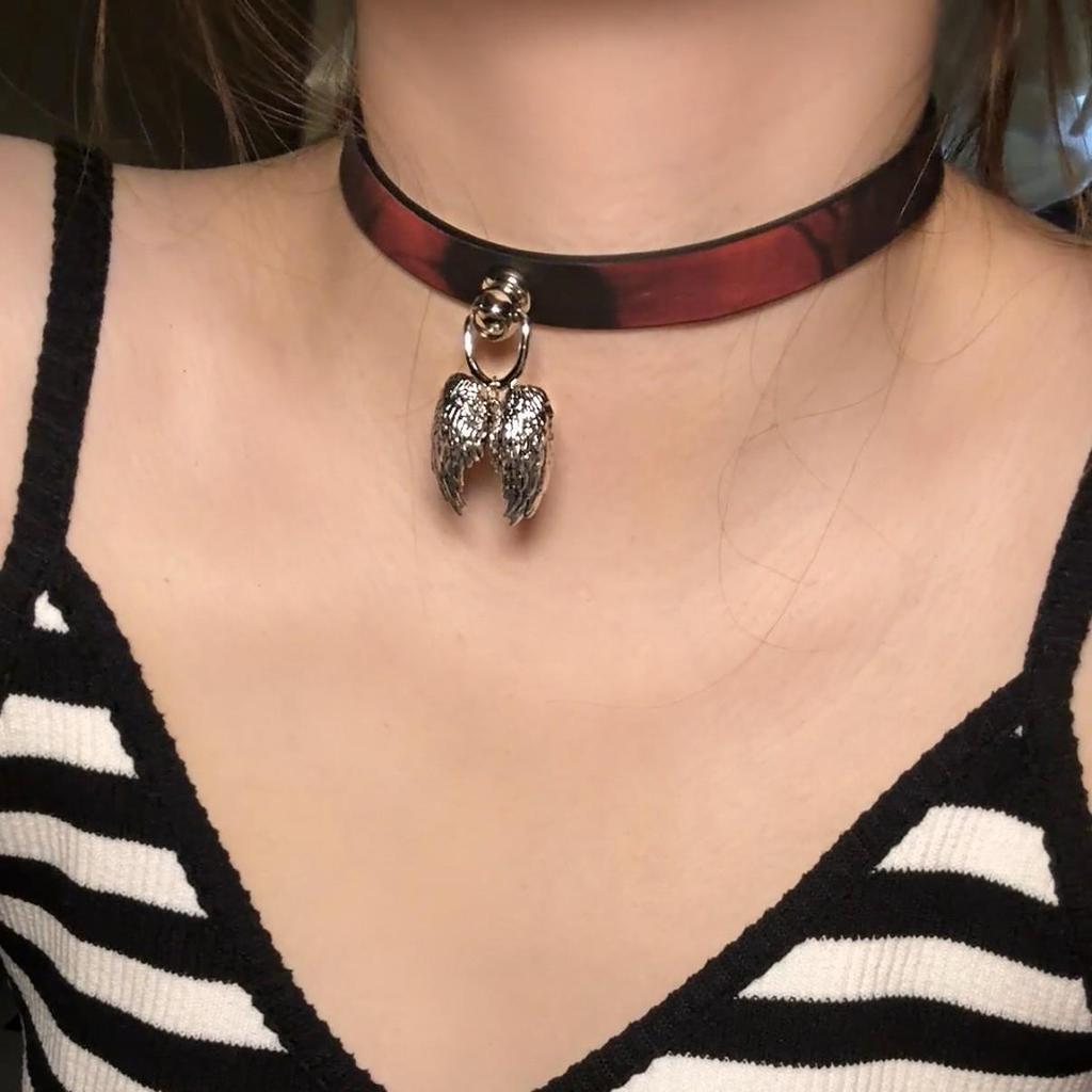Chique Pittige Meisje Leren Bel Choker Ketting – Uniek Minderheidsontwerp