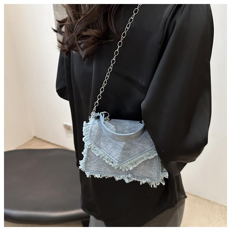 Women's Denim Tassel Shoulder Bag, Vintage Chain Crossbody Purse, Small Flap Closure Handbag with Metal Decor, Blue